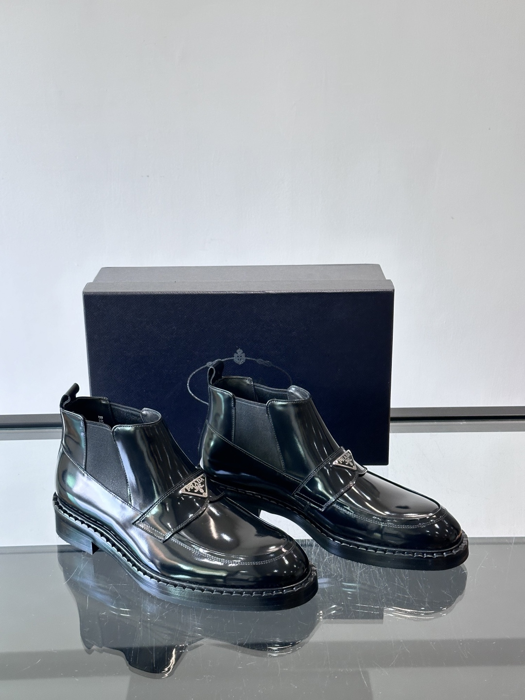 Prad*男士切尔西靴，选用真皮，超有质感，厚底设计增高又舒适。一脚蹬+弹性侧边，穿脱超方便，通勤休闲都