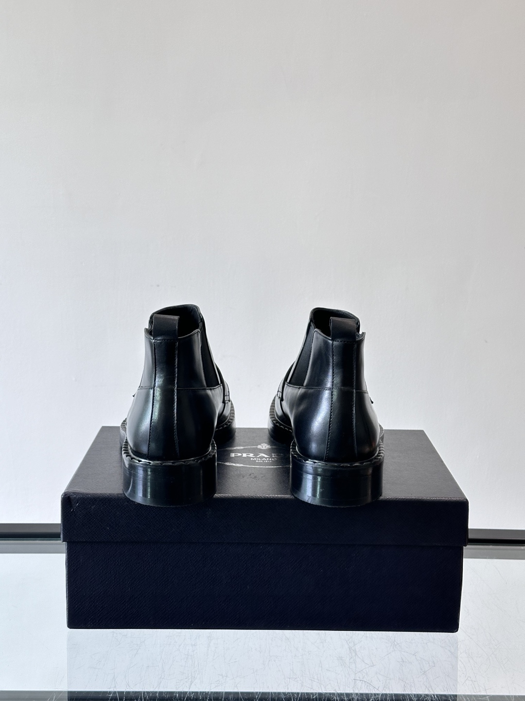 Prad*男士切尔西靴，选用真皮，超有质感，厚底设计增高又舒适。一脚蹬+弹性侧边，穿脱超方便，通勤休闲都