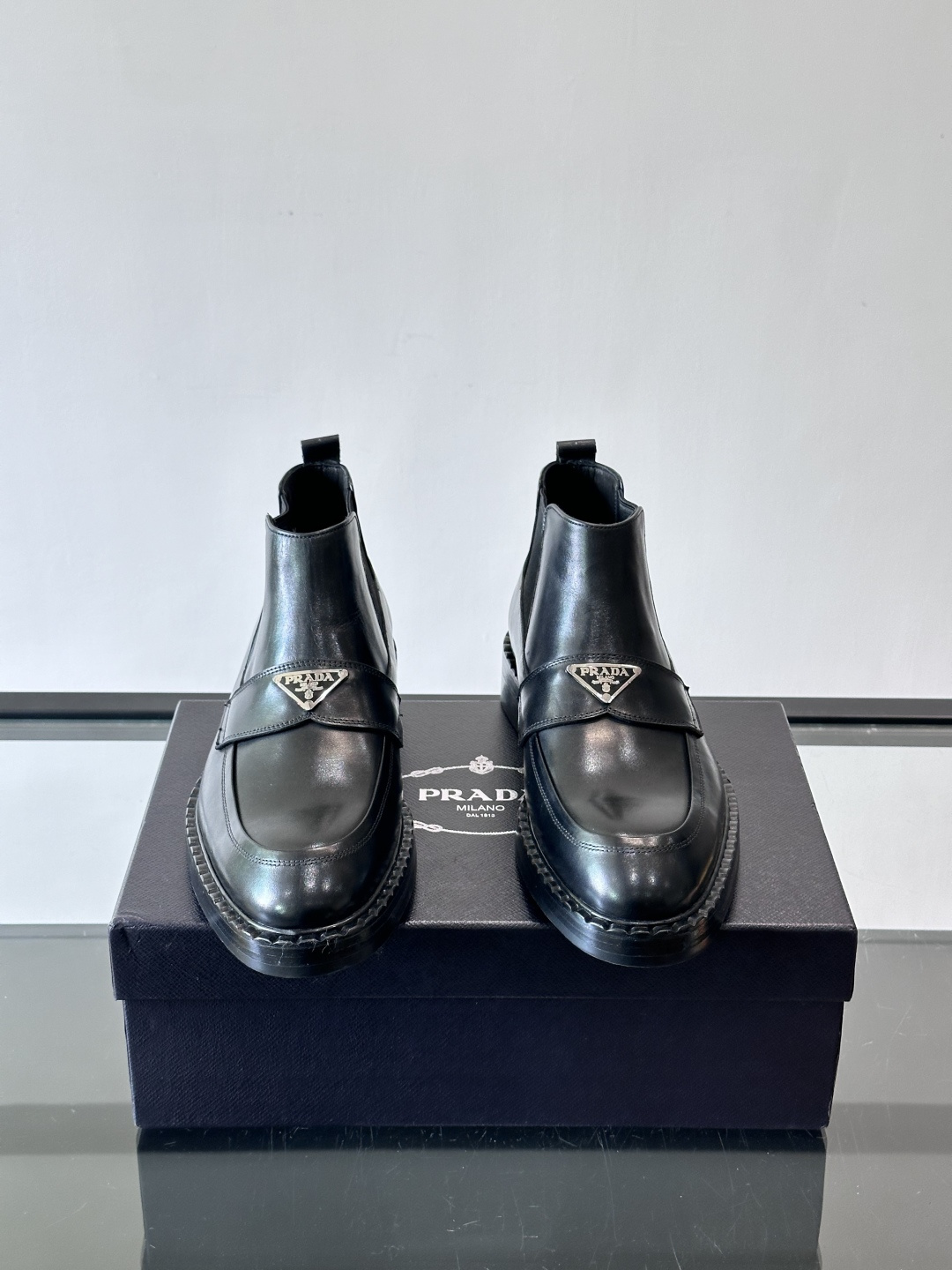 Prad*男士切尔西靴，选用真皮，超有质感，厚底设计增高又舒适。一脚蹬+弹性侧边，穿脱超方便，通勤休闲都