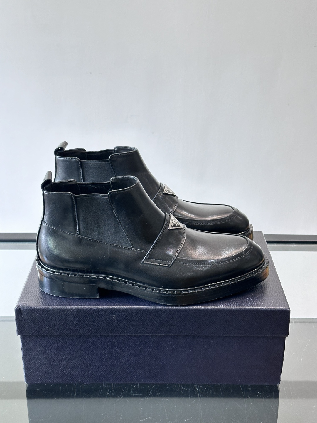 Prad*男士切尔西靴，选用真皮，超有质感，厚底设计增高又舒适。一脚蹬+弹性侧边，穿脱超方便，通勤休闲都