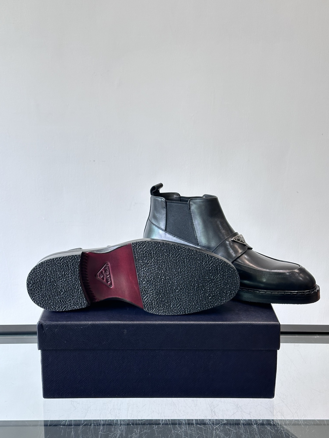 Prad*男士切尔西靴，选用真皮，超有质感，厚底设计增高又舒适。一脚蹬+弹性侧边，穿脱超方便，通勤休闲都