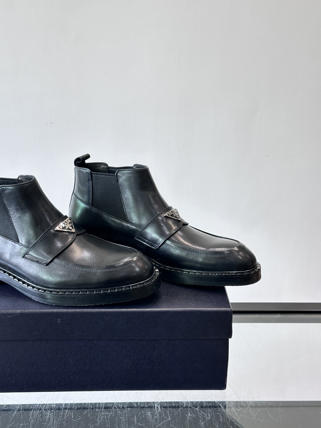 Prad*男士切尔西靴，选用真皮，超有质感，厚底设计增高又舒适。一脚蹬+弹性侧边，穿脱超方便，通勤休闲都