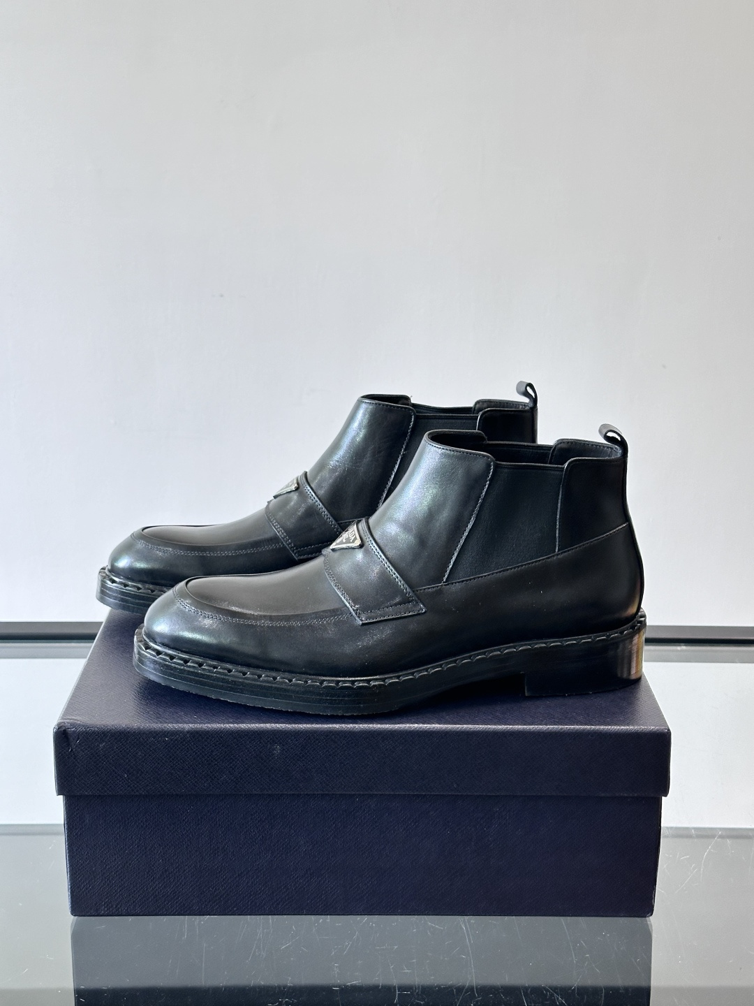 Prad*男士切尔西靴，选用真皮，超有质感，厚底设计增高又舒适。一脚蹬+弹性侧边，穿脱超方便，通勤休闲都