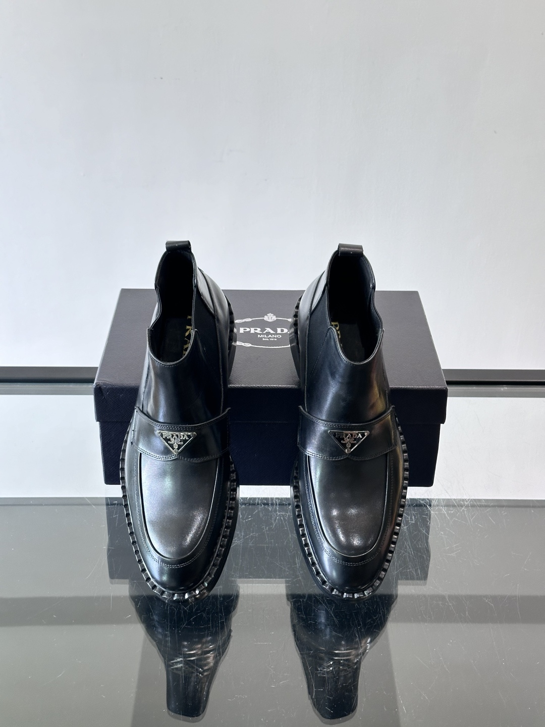 Prad*男士切尔西靴，选用真皮，超有质感，厚底设计增高又舒适。一脚蹬+弹性侧边，穿脱超方便，通勤休闲都