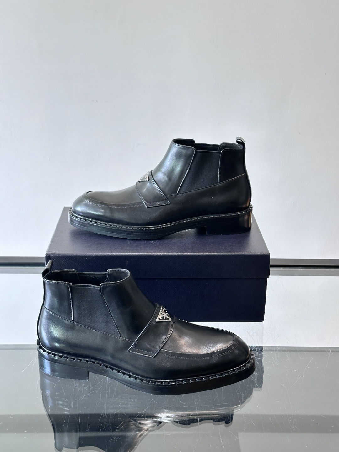 Prad*男士切尔西靴，选用真皮，超有质感，厚底设计增高又舒适。一脚蹬+弹性侧边，穿脱超方便，通勤休闲都