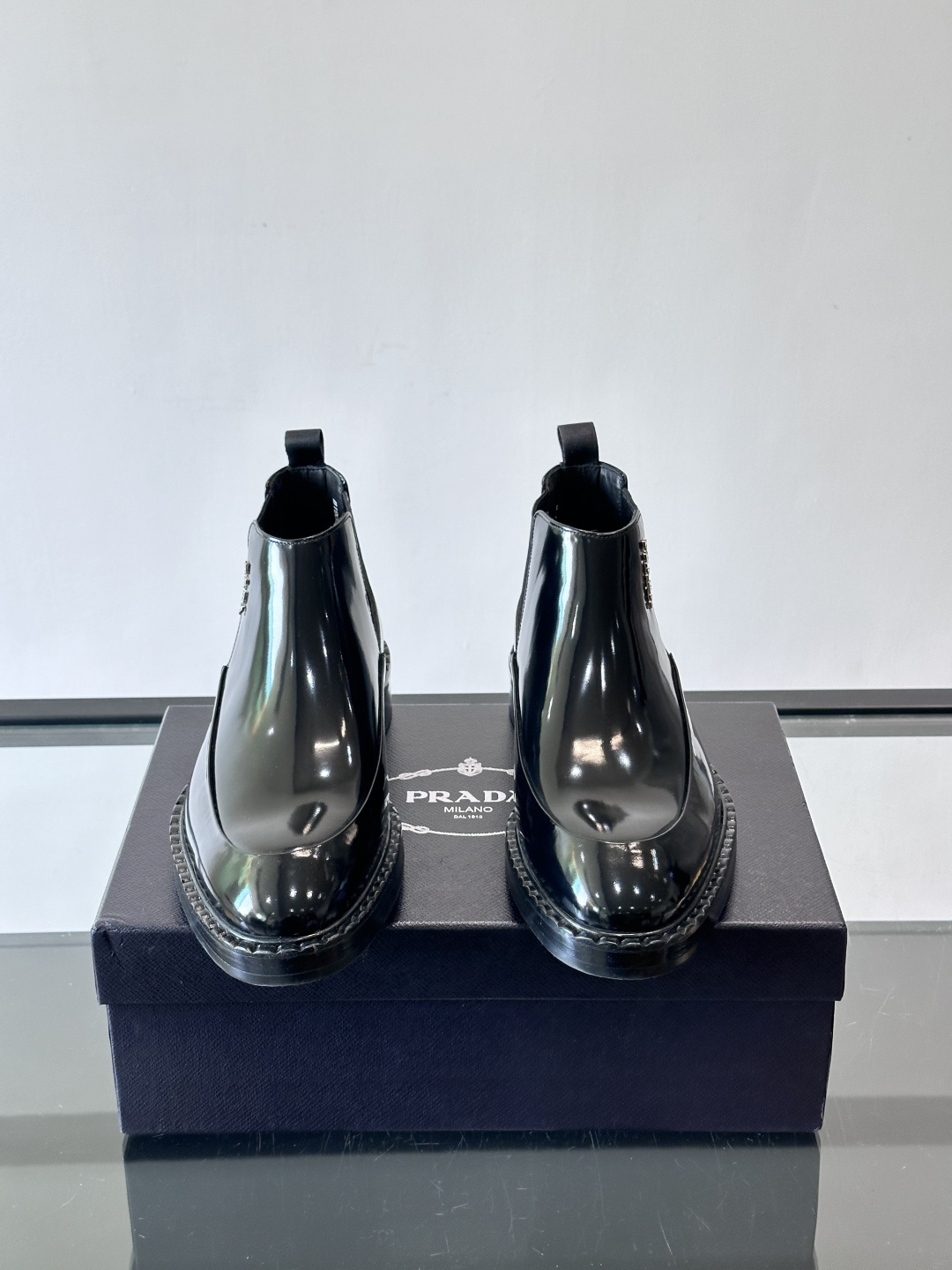 Prad*男士切尔西靴，选用真皮，超有质感，厚底设计增高又舒适。一脚蹬+弹性侧边，穿脱超方便，通勤休闲都