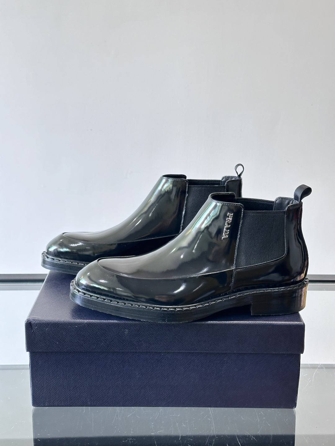 Prad*男士切尔西靴，选用真皮，超有质感，厚底设计增高又舒适。一脚蹬+弹性侧边，穿脱超方便，通勤休闲都