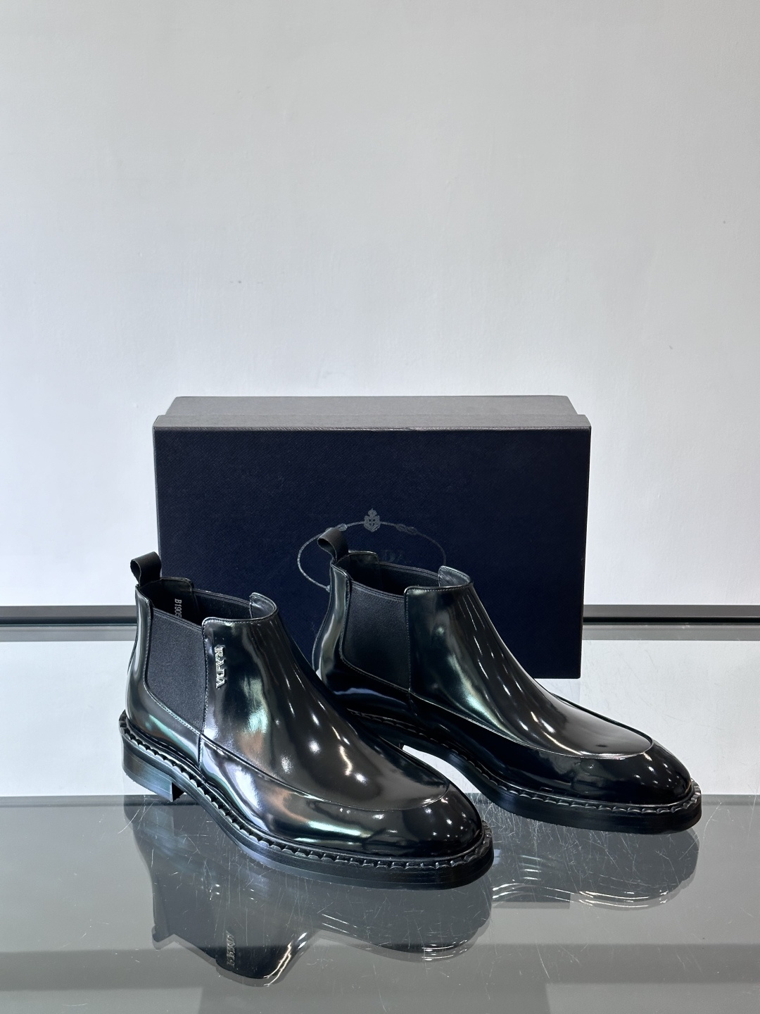 Prad*男士切尔西靴，选用真皮，超有质感，厚底设计增高又舒适。一脚蹬+弹性侧边，穿脱超方便，通勤休闲都