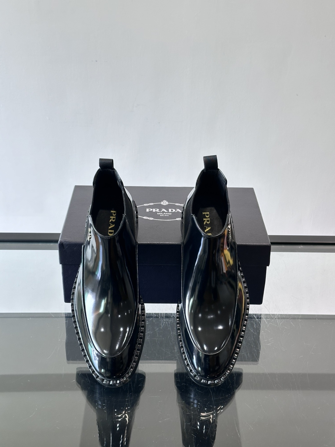 Prad*男士切尔西靴，选用真皮，超有质感，厚底设计增高又舒适。一脚蹬+弹性侧边，穿脱超方便，通勤休闲都