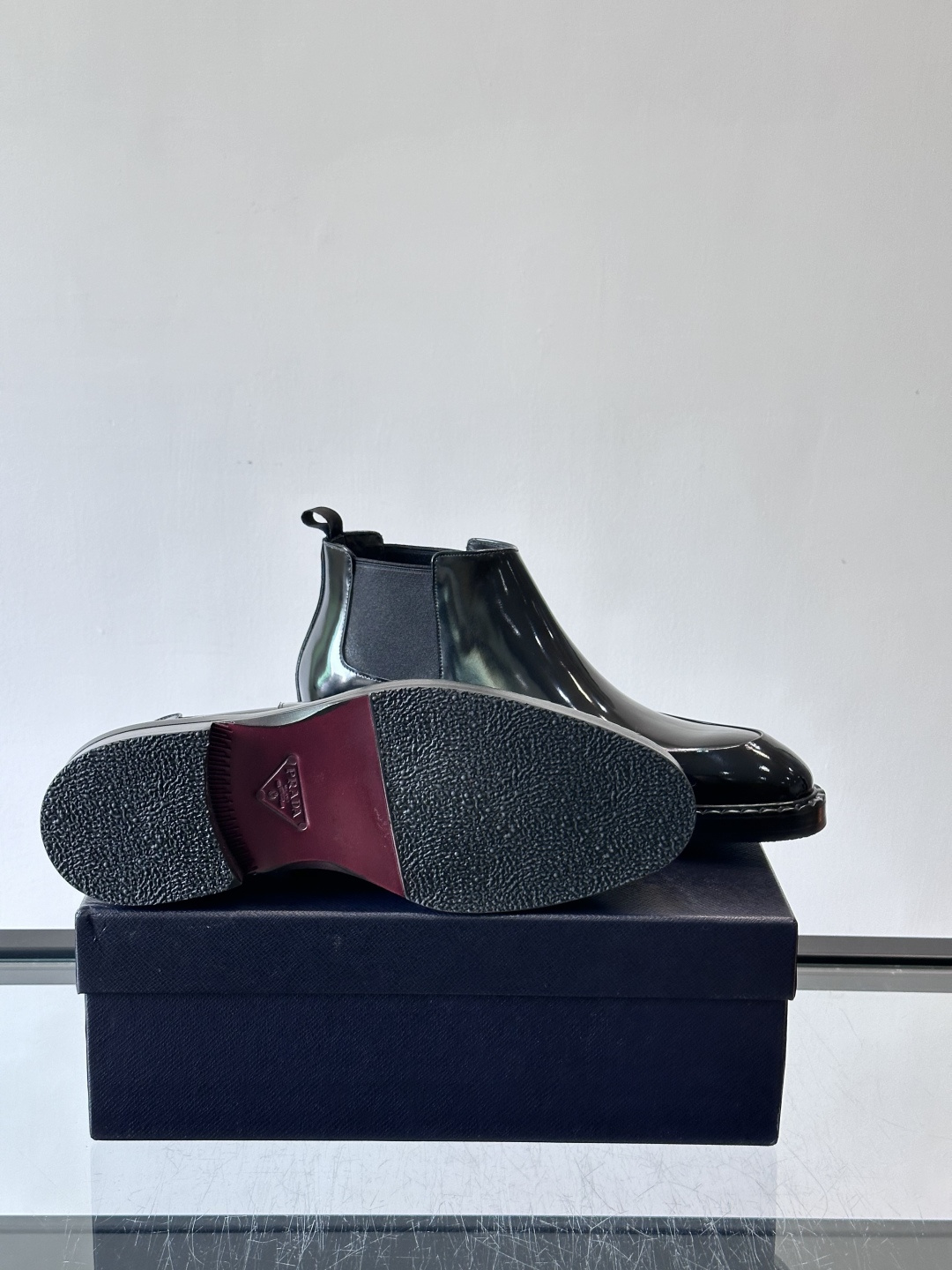 Prad*男士切尔西靴，选用真皮，超有质感，厚底设计增高又舒适。一脚蹬+弹性侧边，穿脱超方便，通勤休闲都