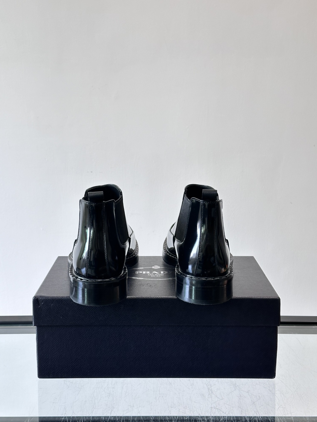 Prad*男士切尔西靴，选用真皮，超有质感，厚底设计增高又舒适。一脚蹬+弹性侧边，穿脱超方便，通勤休闲都