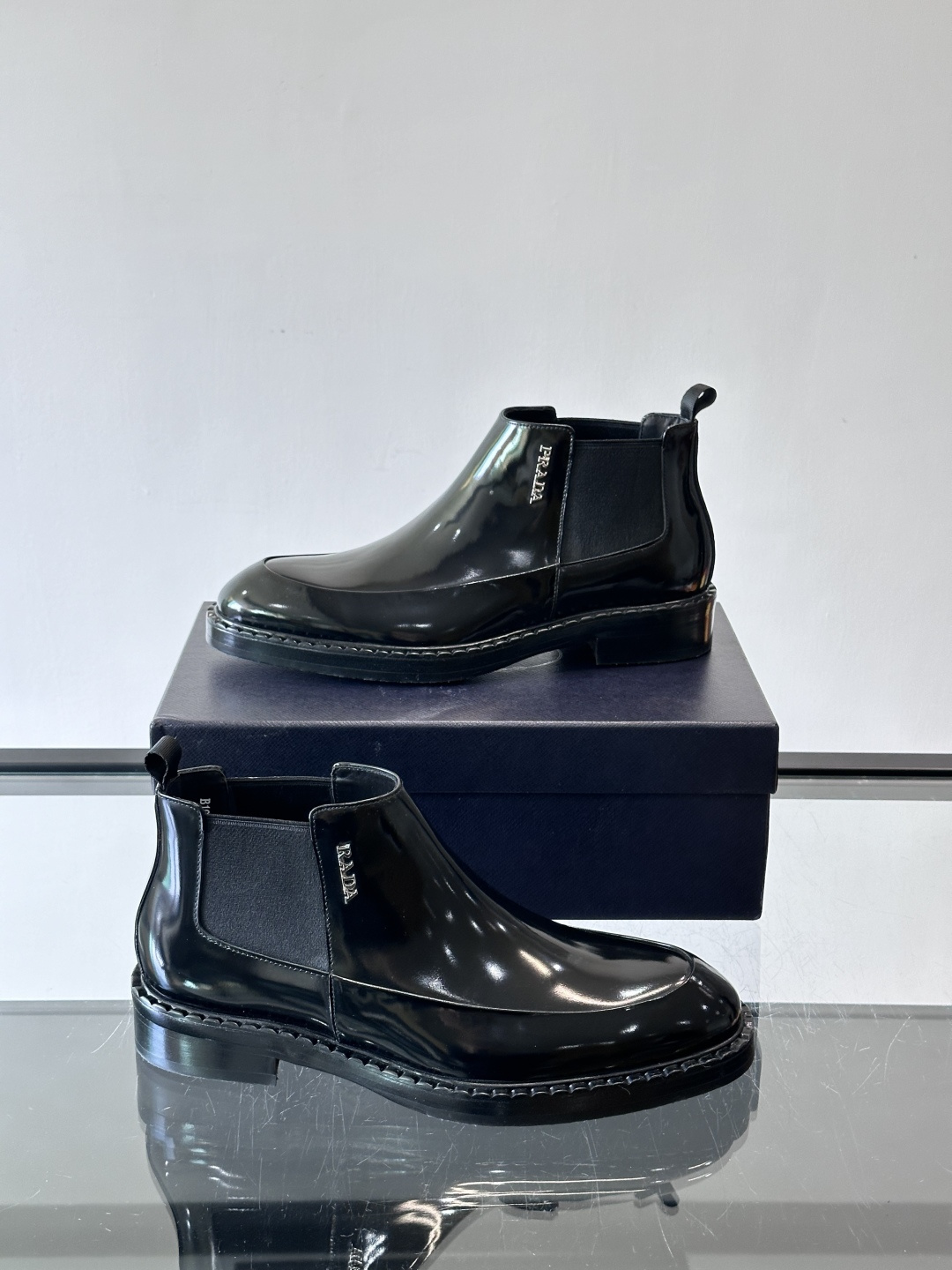 Prad*男士切尔西靴，选用真皮，超有质感，厚底设计增高又舒适。一脚蹬+弹性侧边，穿脱超方便，通勤休闲都