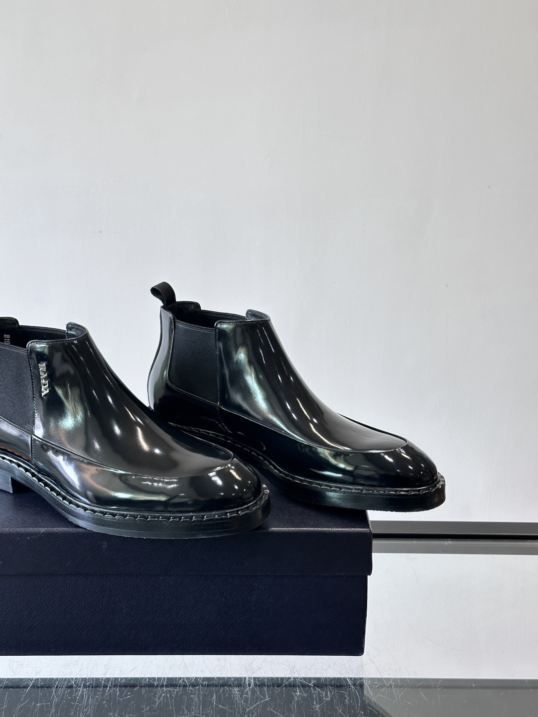 Prad*男士切尔西靴，选用真皮，超有质感，厚底设计增高又舒适。一脚蹬+弹性侧边，穿脱超方便，通勤休闲都