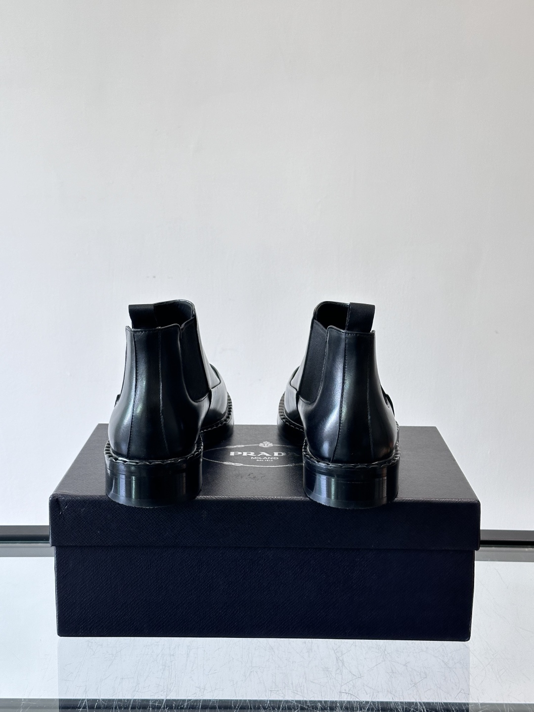 Prad*男士切尔西靴，选用真皮，超有质感，厚底设计增高又舒适。一脚蹬+弹性侧边，穿脱超方便，通勤休闲都