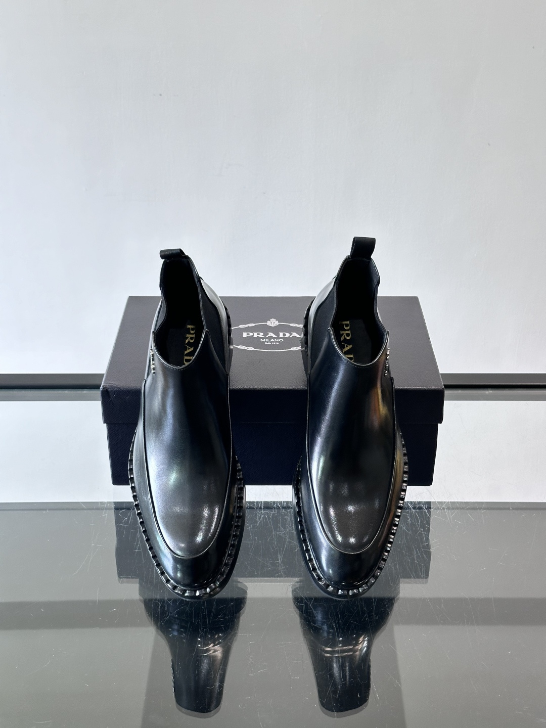Prad*男士切尔西靴，选用真皮，超有质感，厚底设计增高又舒适。一脚蹬+弹性侧边，穿脱超方便，通勤休闲都