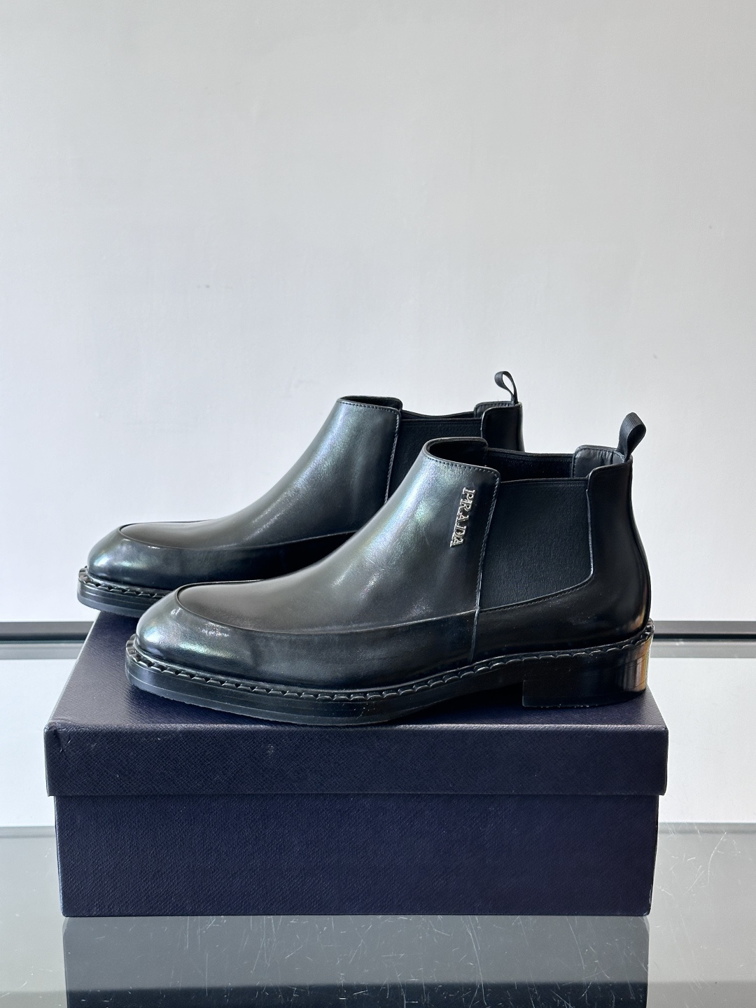 Prad*男士切尔西靴，选用真皮，超有质感，厚底设计增高又舒适。一脚蹬+弹性侧边，穿脱超方便，通勤休闲都