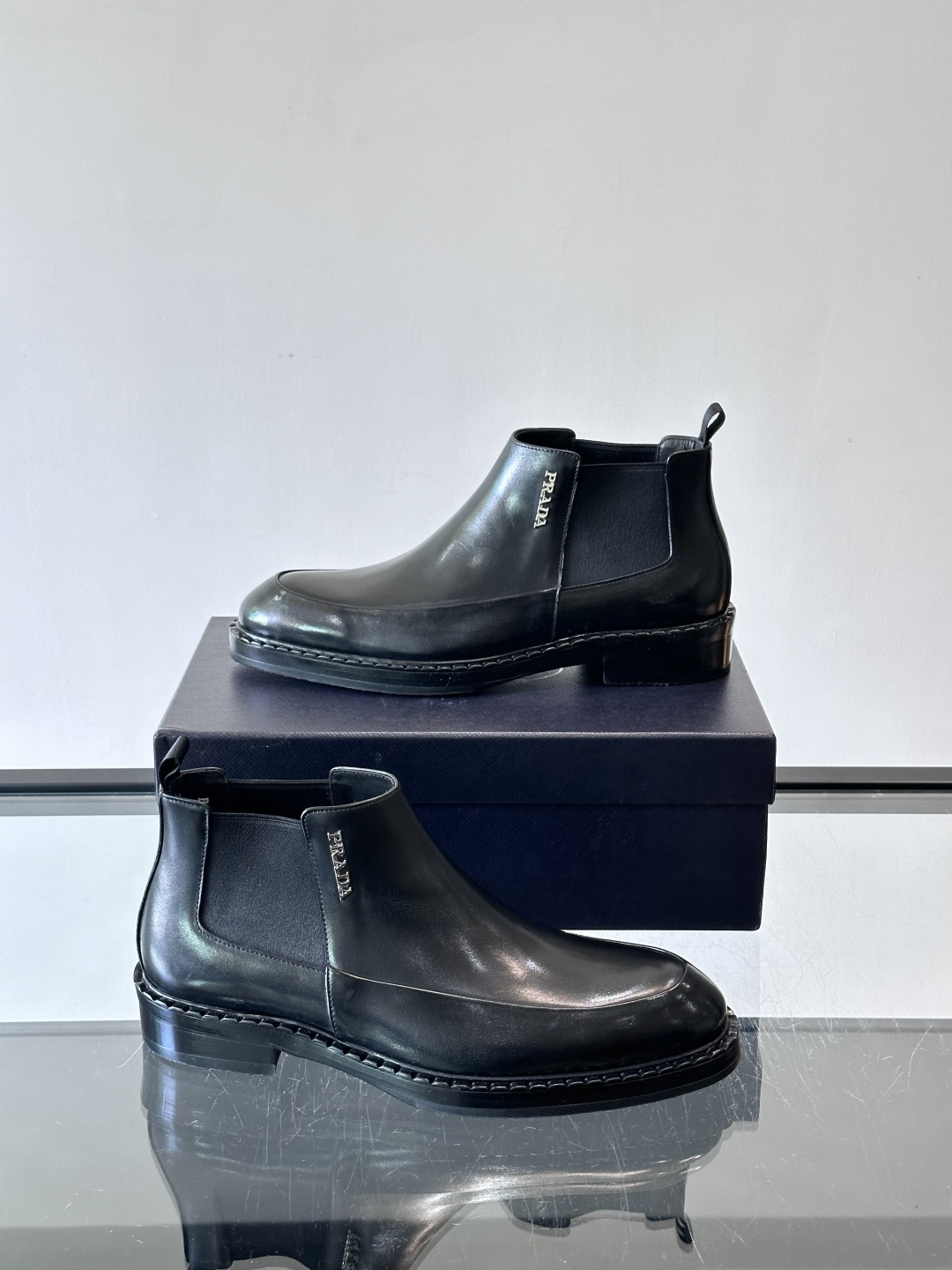Prad*男士切尔西靴，选用真皮，超有质感，厚底设计增高又舒适。一脚蹬+弹性侧边，穿脱超方便，通勤休闲都
