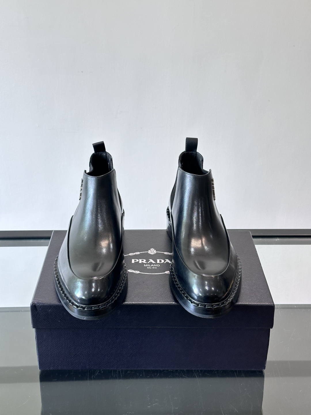 Prad*男士切尔西靴，选用真皮，超有质感，厚底设计增高又舒适。一脚蹬+弹性侧边，穿脱超方便，通勤休闲都