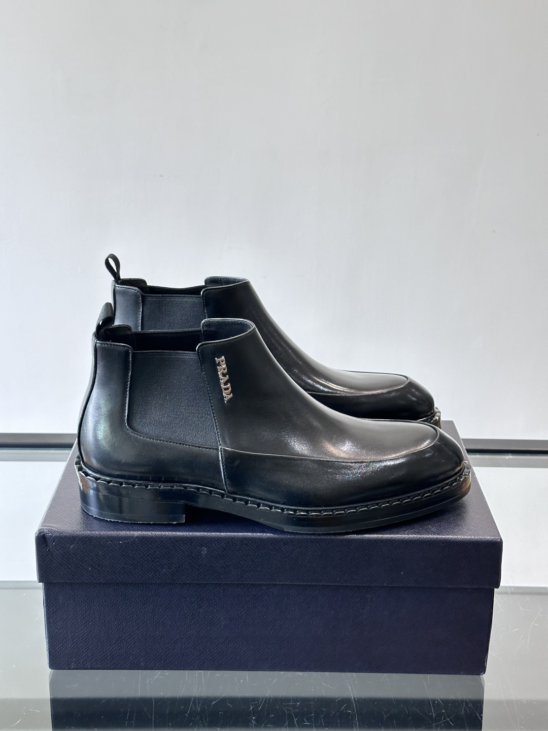 Prad*男士切尔西靴，选用真皮，超有质感，厚底设计增高又舒适。一脚蹬+弹性侧边，穿脱超方便，通勤休闲都