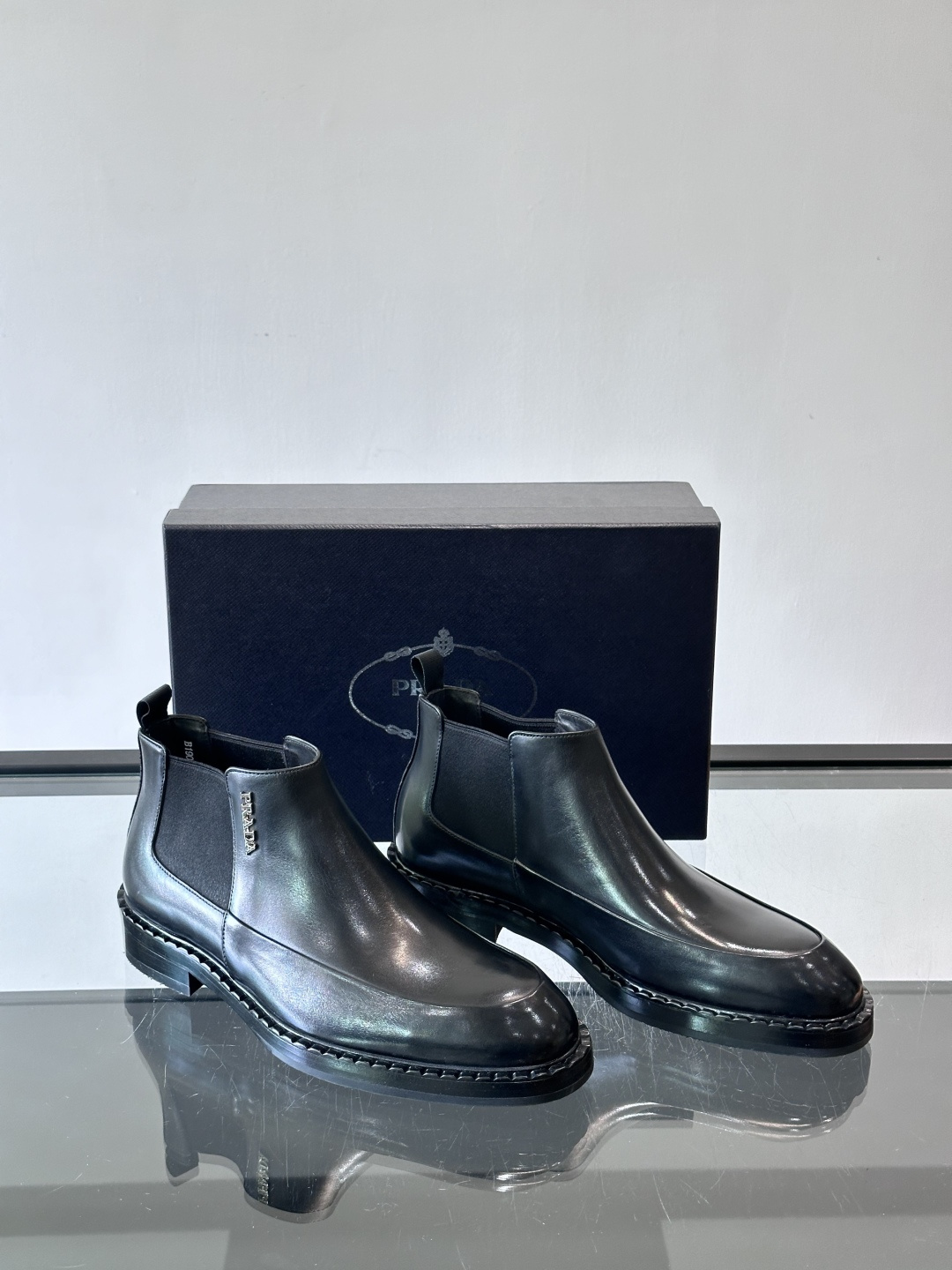 Prad*男士切尔西靴，选用真皮，超有质感，厚底设计增高又舒适。一脚蹬+弹性侧边，穿脱超方便，通勤休闲都
