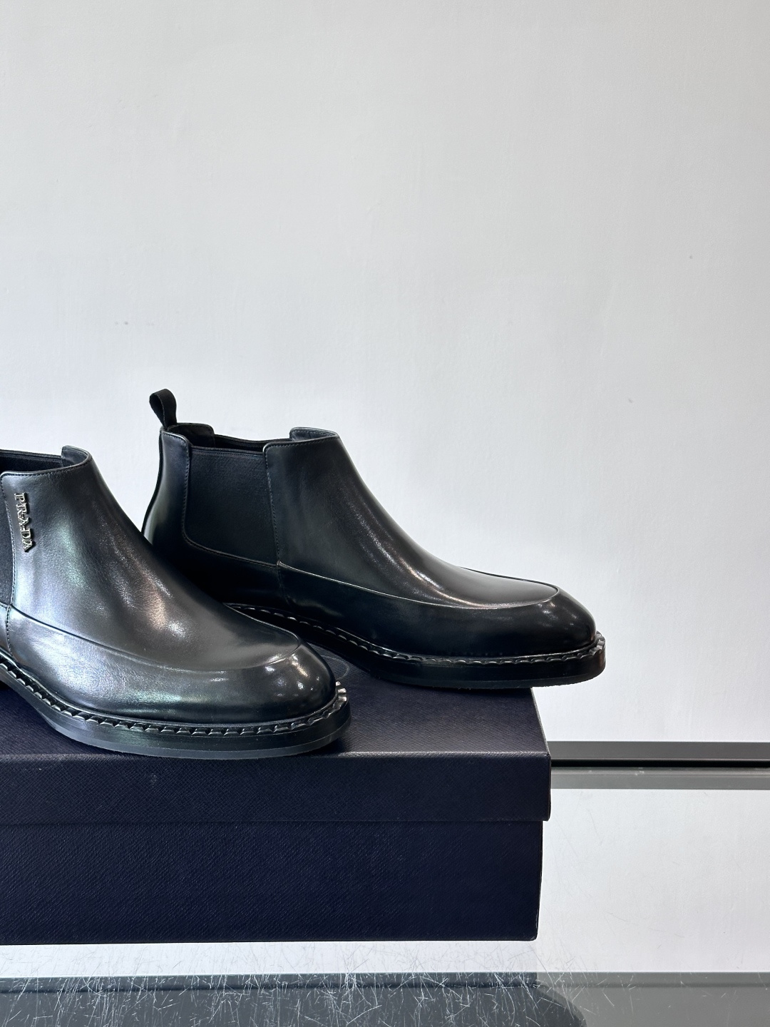 Prad*男士切尔西靴，选用真皮，超有质感，厚底设计增高又舒适。一脚蹬+弹性侧边，穿脱超方便，通勤休闲都