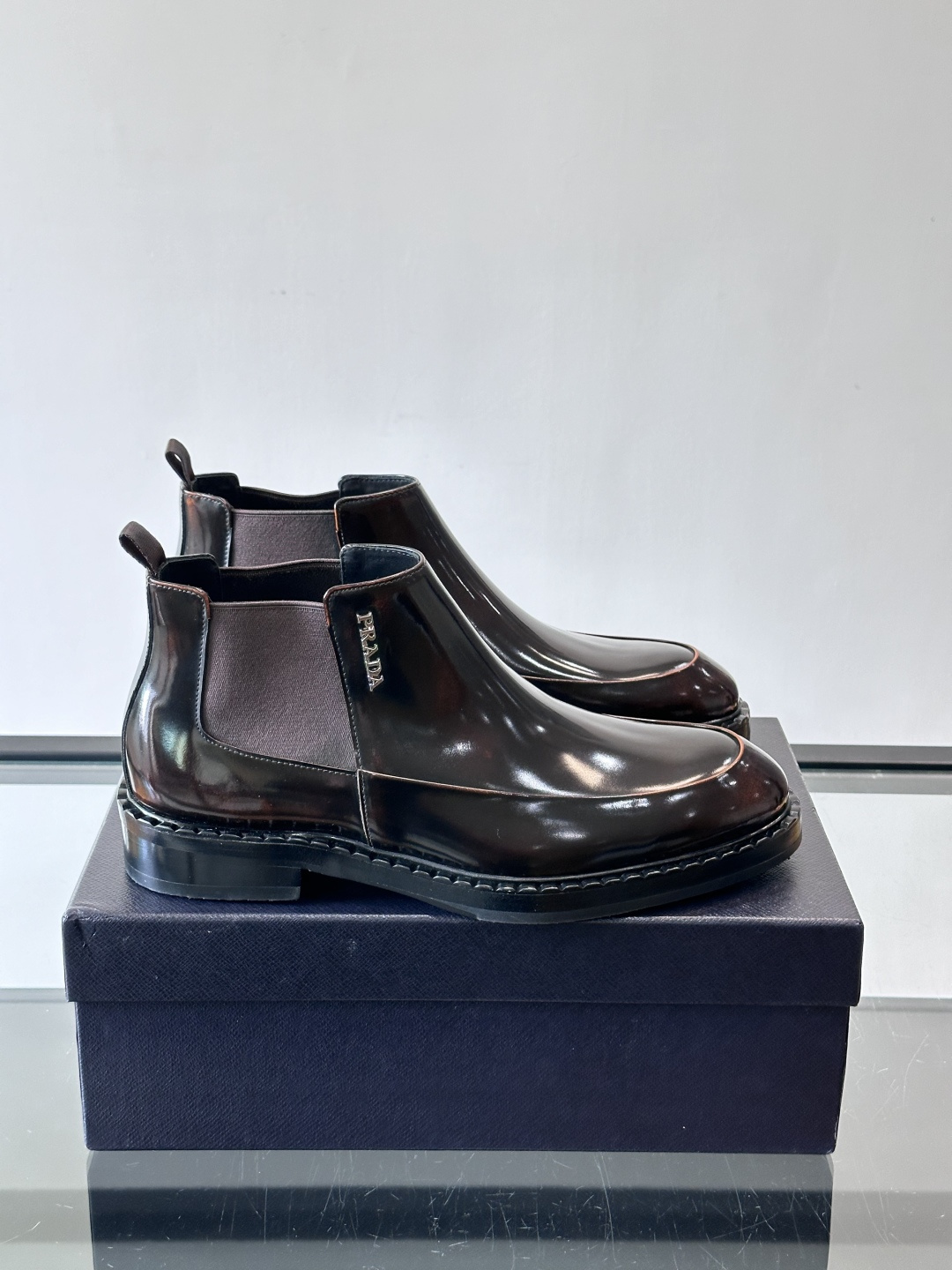 Prad*男士切尔西靴，选用真皮，超有质感，厚底设计增高又舒适。一脚蹬+弹性侧边，穿脱超方便，通勤休闲都