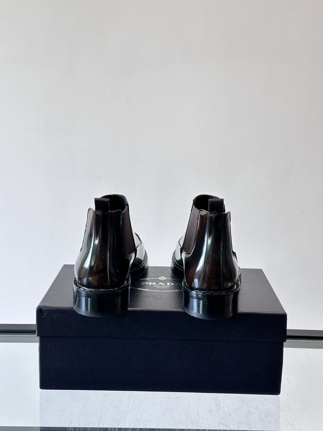 Prad*男士切尔西靴，选用真皮，超有质感，厚底设计增高又舒适。一脚蹬+弹性侧边，穿脱超方便，通勤休闲都