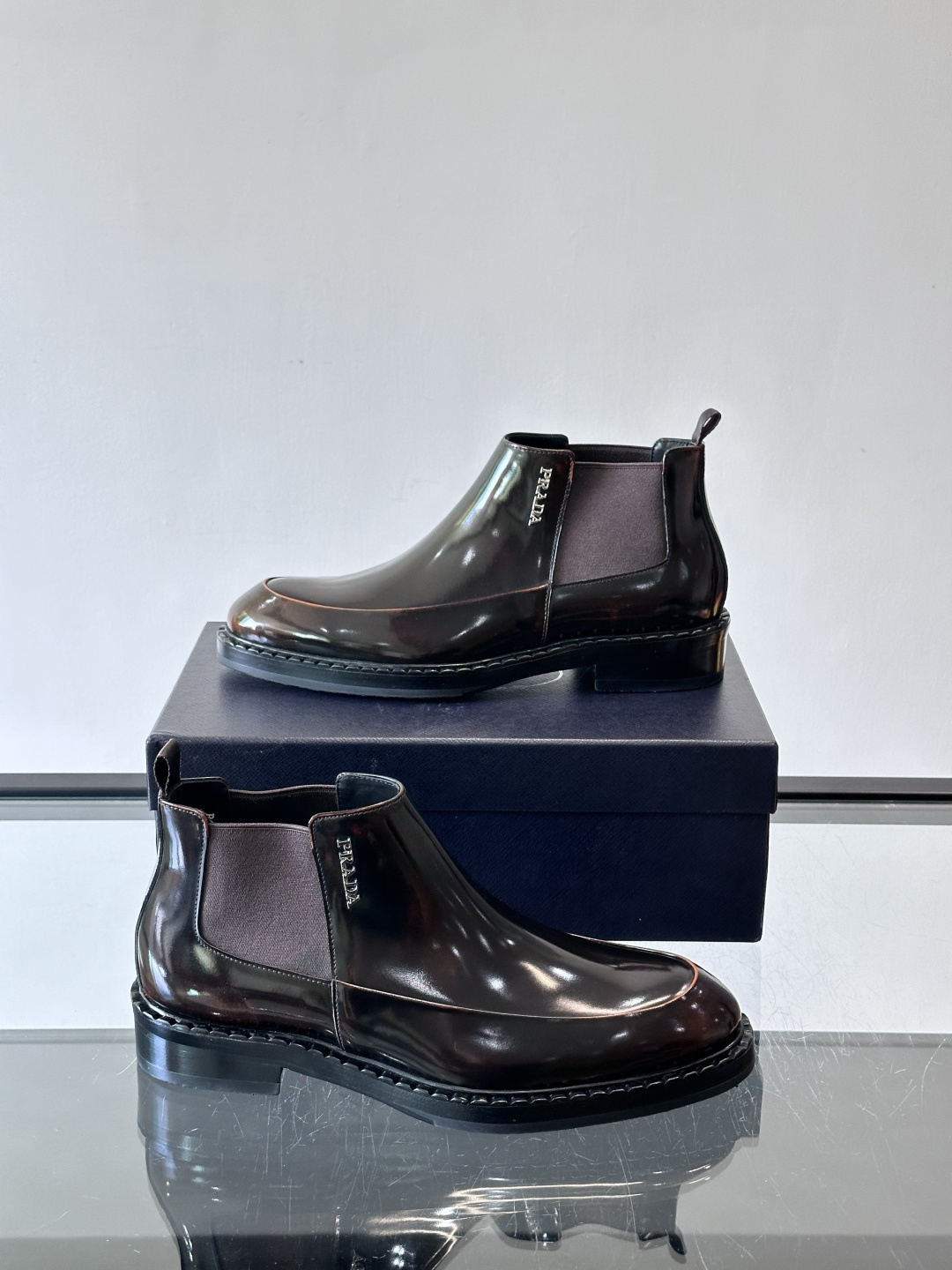 Prad*男士切尔西靴，选用真皮，超有质感，厚底设计增高又舒适。一脚蹬+弹性侧边，穿脱超方便，通勤休闲都