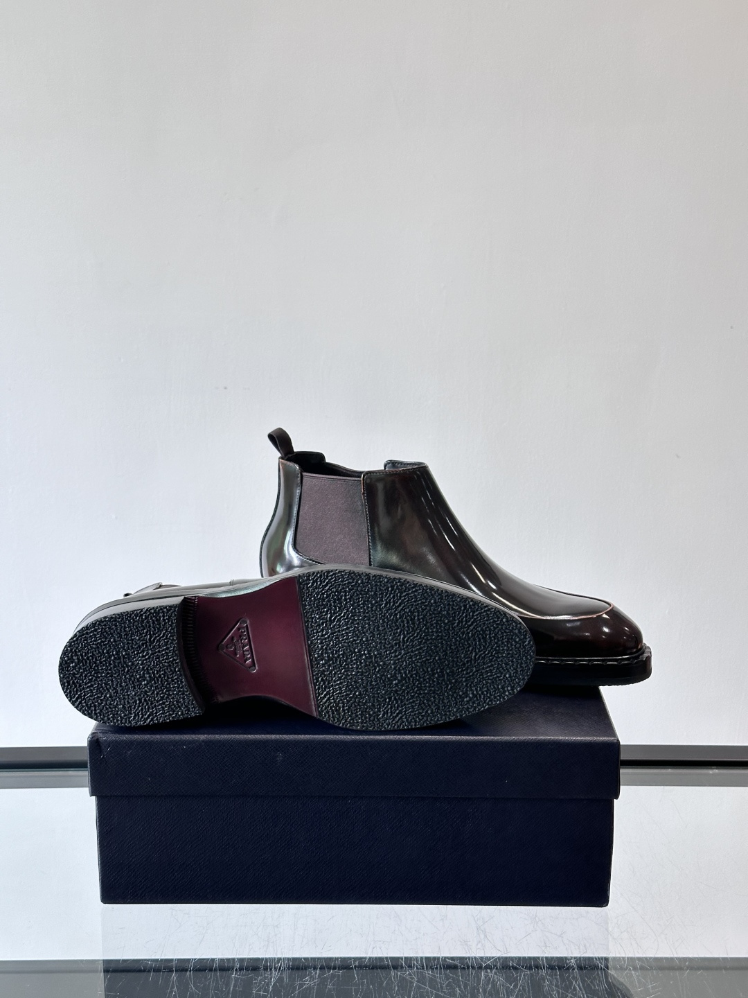 Prad*男士切尔西靴，选用真皮，超有质感，厚底设计增高又舒适。一脚蹬+弹性侧边，穿脱超方便，通勤休闲都