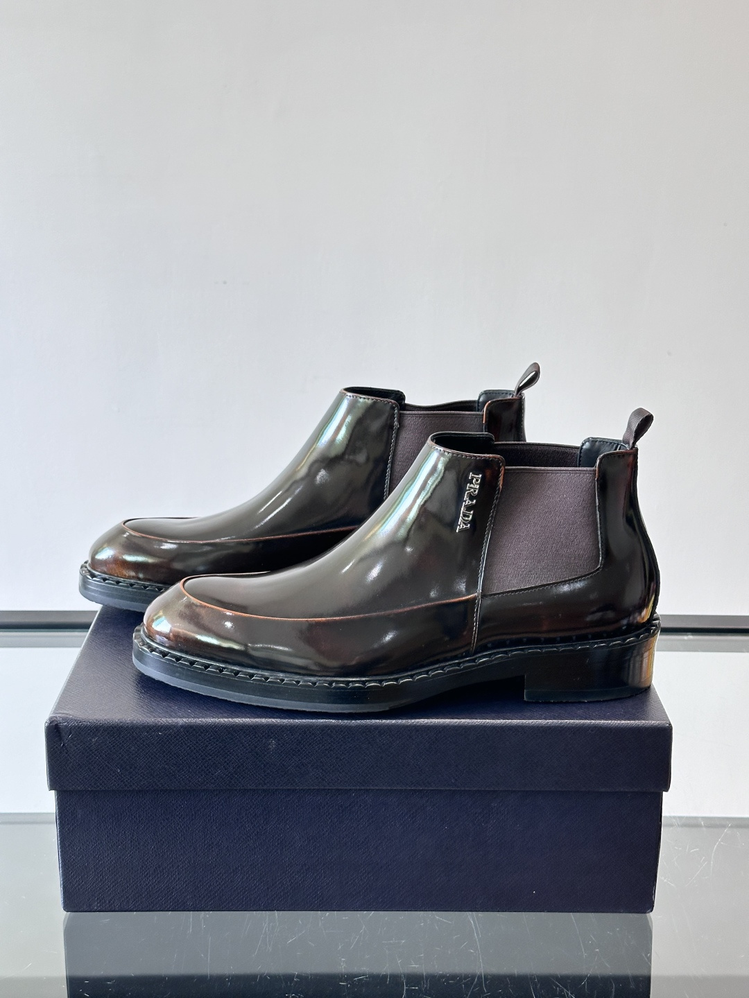 Prad*男士切尔西靴，选用真皮，超有质感，厚底设计增高又舒适。一脚蹬+弹性侧边，穿脱超方便，通勤休闲都
