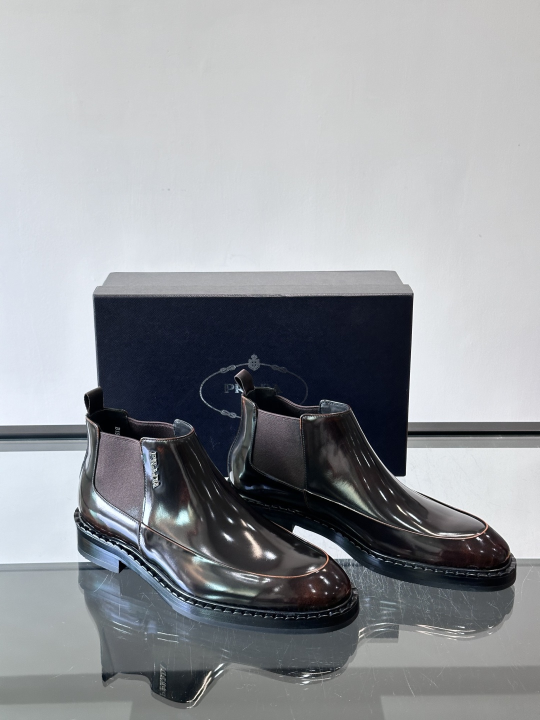 Prad*男士切尔西靴，选用真皮，超有质感，厚底设计增高又舒适。一脚蹬+弹性侧边，穿脱超方便，通勤休闲都