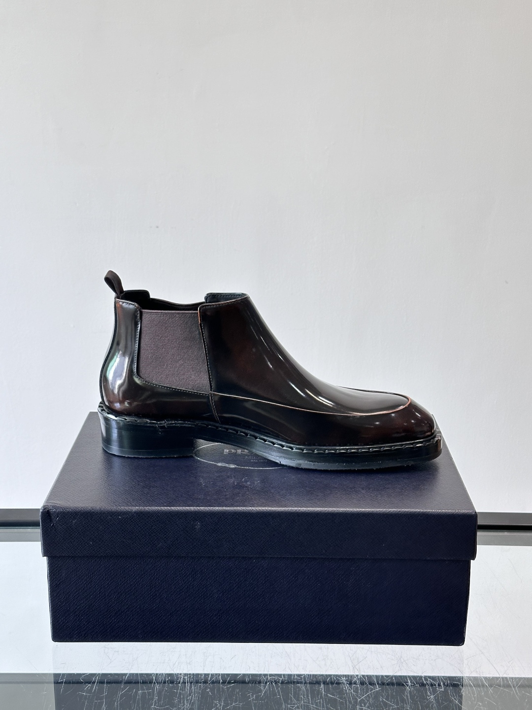 Prad*男士切尔西靴，选用真皮，超有质感，厚底设计增高又舒适。一脚蹬+弹性侧边，穿脱超方便，通勤休闲都