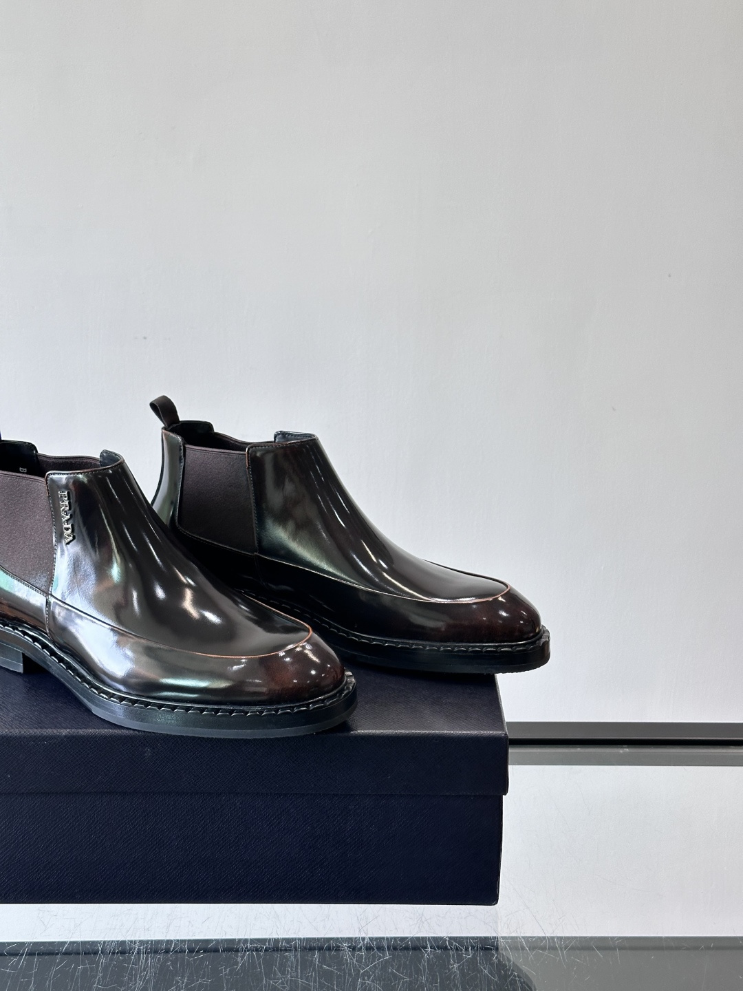 Prad*男士切尔西靴，选用真皮，超有质感，厚底设计增高又舒适。一脚蹬+弹性侧边，穿脱超方便，通勤休闲都