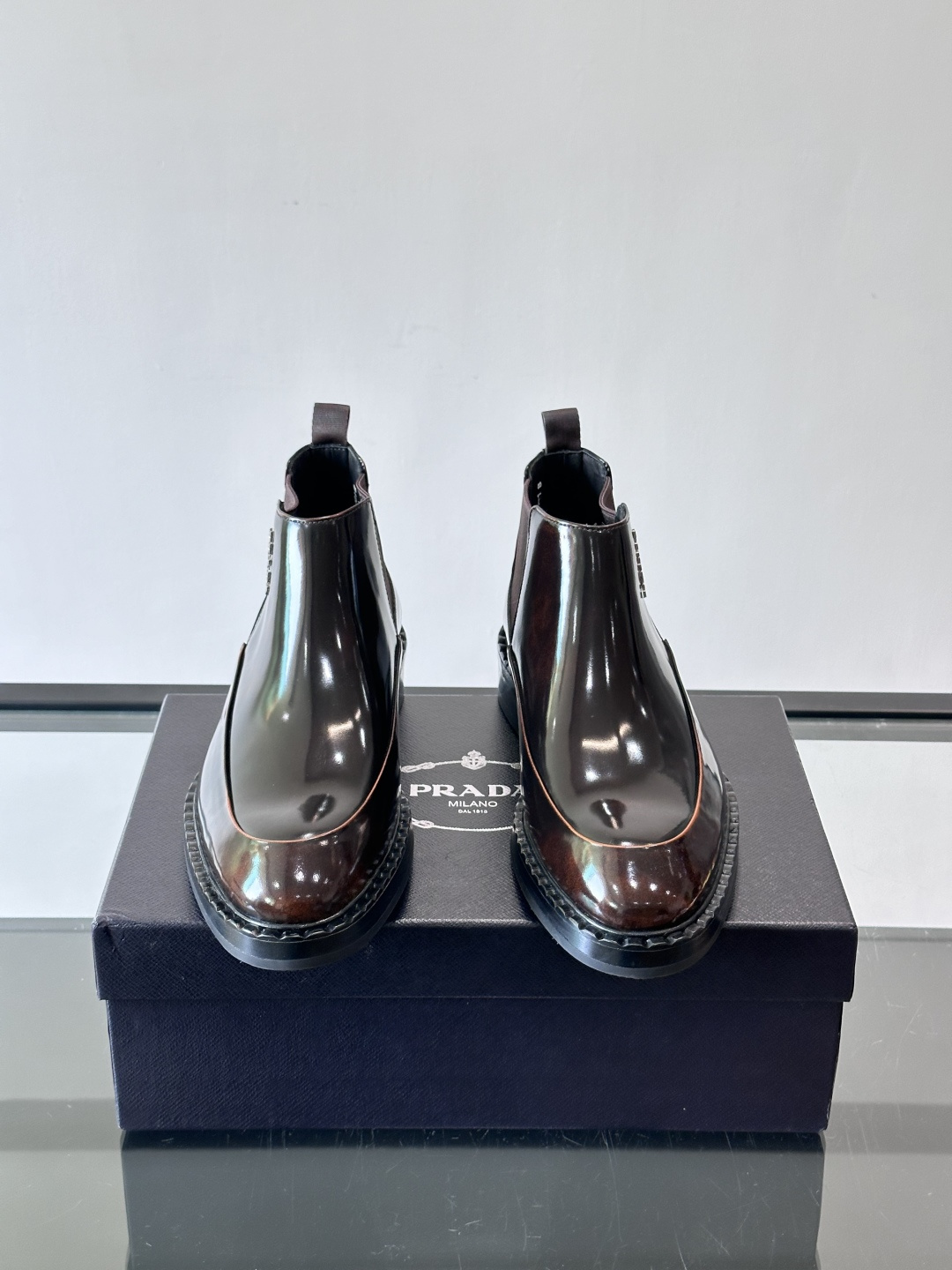 Prad*男士切尔西靴，选用真皮，超有质感，厚底设计增高又舒适。一脚蹬+弹性侧边，穿脱超方便，通勤休闲都