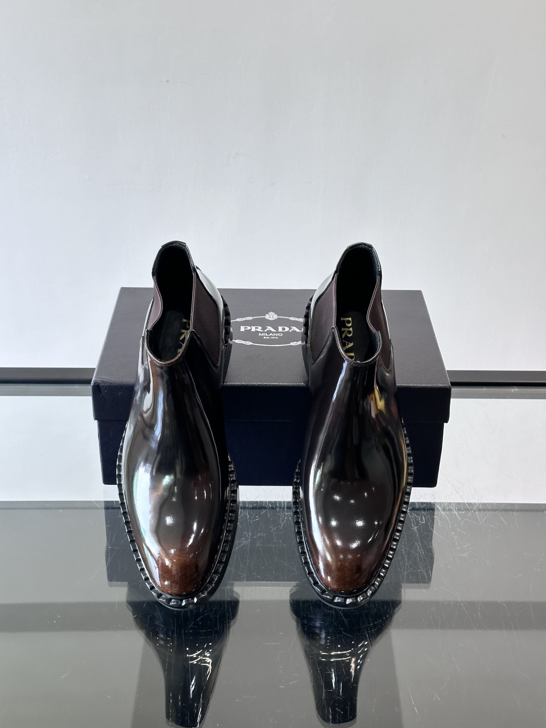 Prad*男士切尔西靴，选用真皮，超有质感，厚底设计增高又舒适。一脚蹬+弹性侧边，穿脱超方便，通勤休闲都