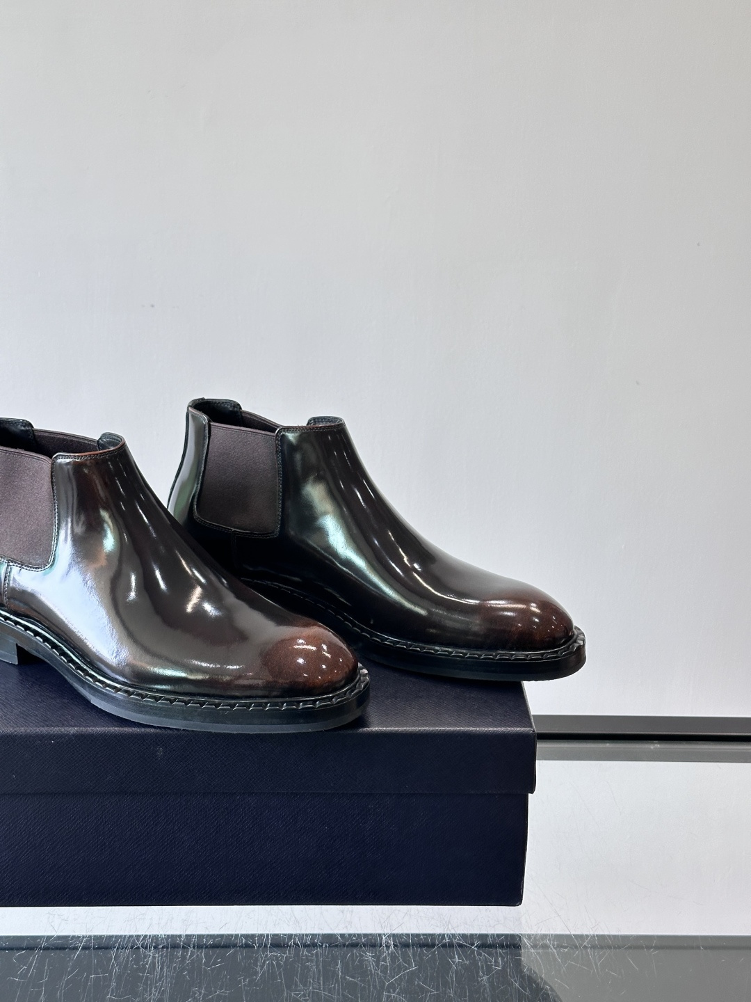 Prad*男士切尔西靴，选用真皮，超有质感，厚底设计增高又舒适。一脚蹬+弹性侧边，穿脱超方便，通勤休闲都