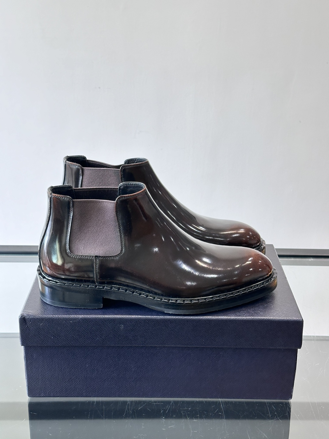 Prad*男士切尔西靴，选用真皮，超有质感，厚底设计增高又舒适。一脚蹬+弹性侧边，穿脱超方便，通勤休闲都