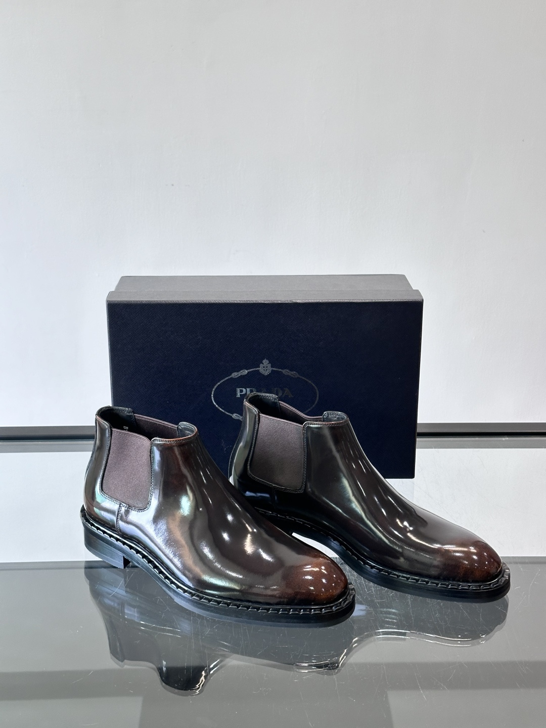 Prad*男士切尔西靴，选用真皮，超有质感，厚底设计增高又舒适。一脚蹬+弹性侧边，穿脱超方便，通勤休闲都