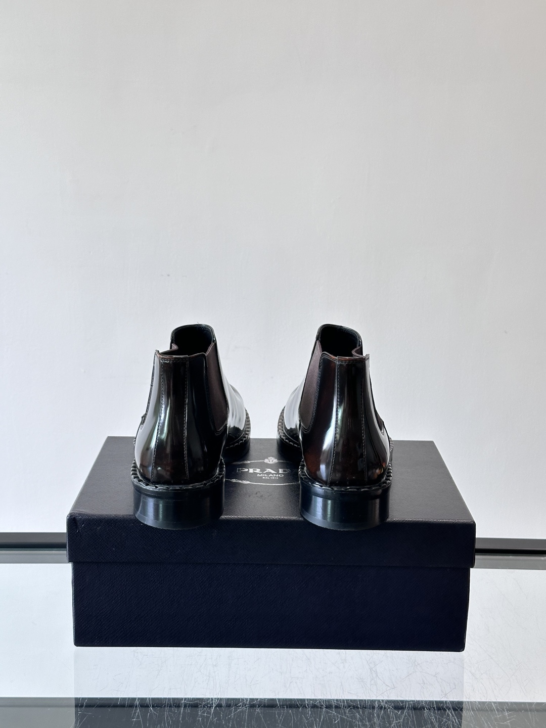 Prad*男士切尔西靴，选用真皮，超有质感，厚底设计增高又舒适。一脚蹬+弹性侧边，穿脱超方便，通勤休闲都