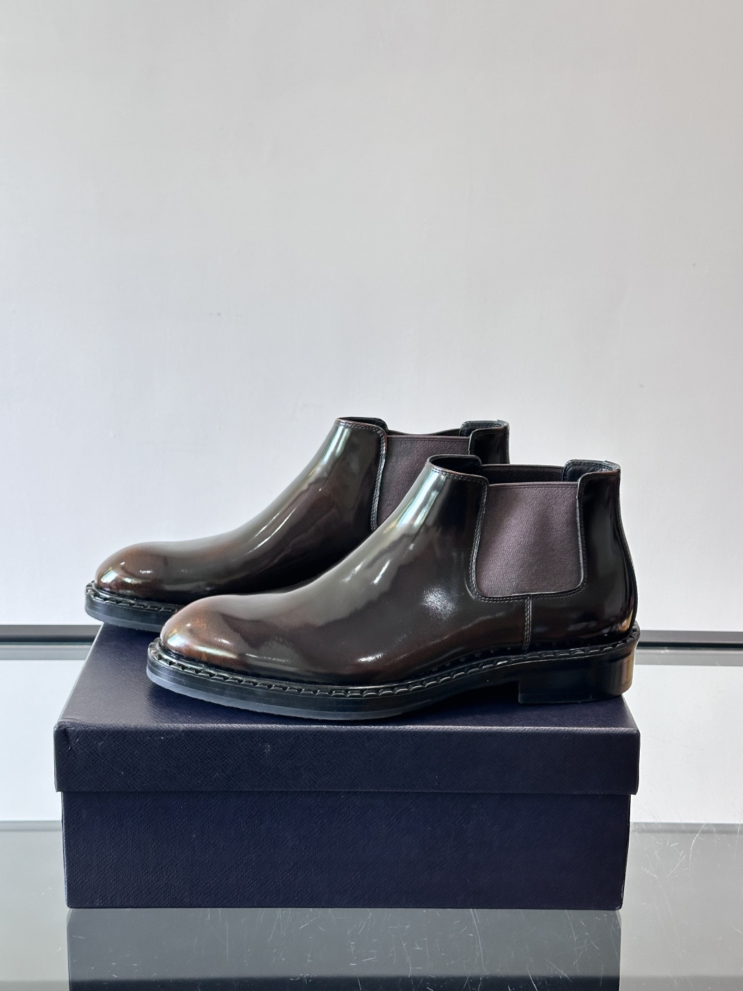 Prad*男士切尔西靴，选用真皮，超有质感，厚底设计增高又舒适。一脚蹬+弹性侧边，穿脱超方便，通勤休闲都