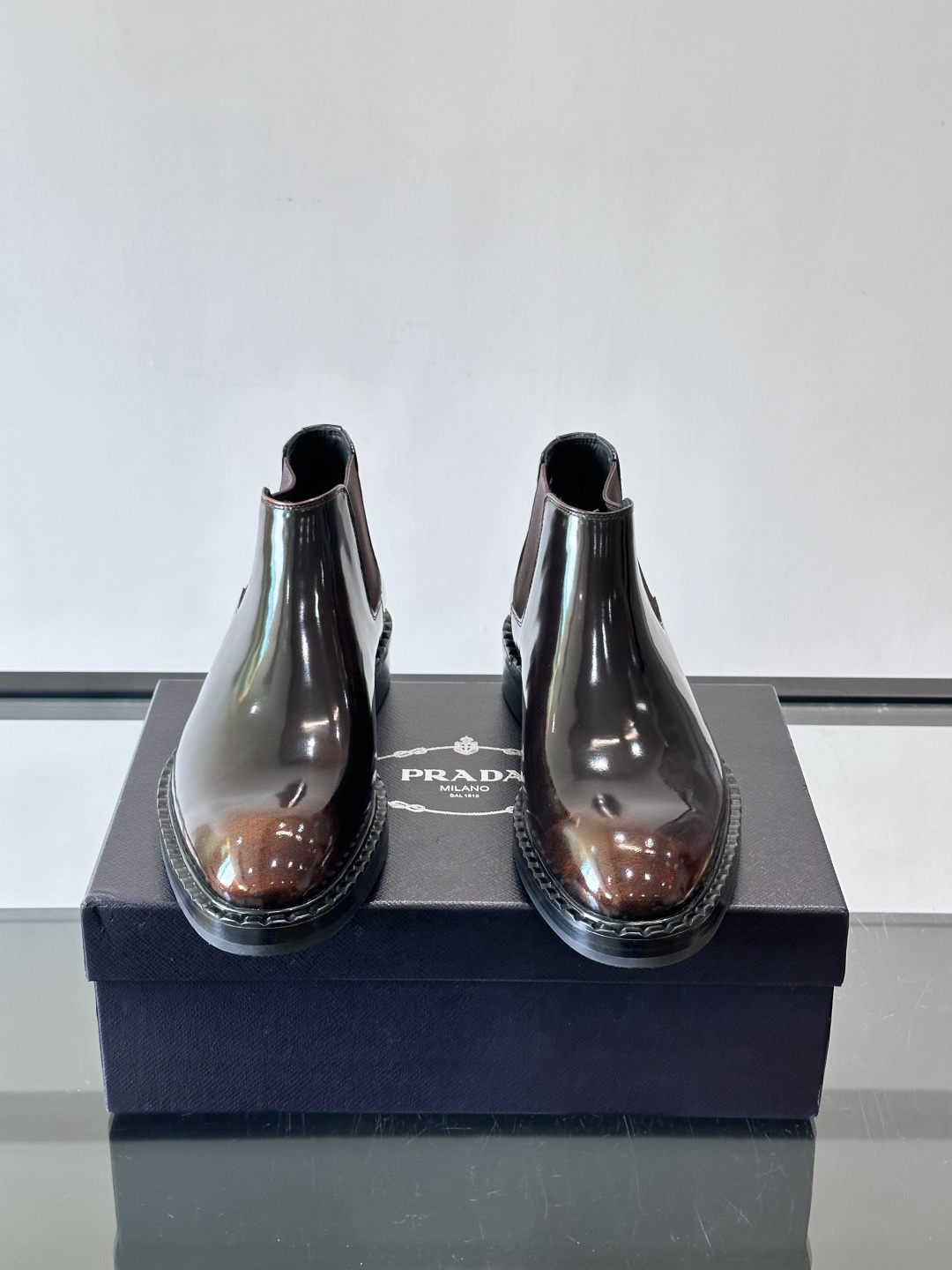 Prad*男士切尔西靴，选用真皮，超有质感，厚底设计增高又舒适。一脚蹬+弹性侧边，穿脱超方便，通勤休闲都