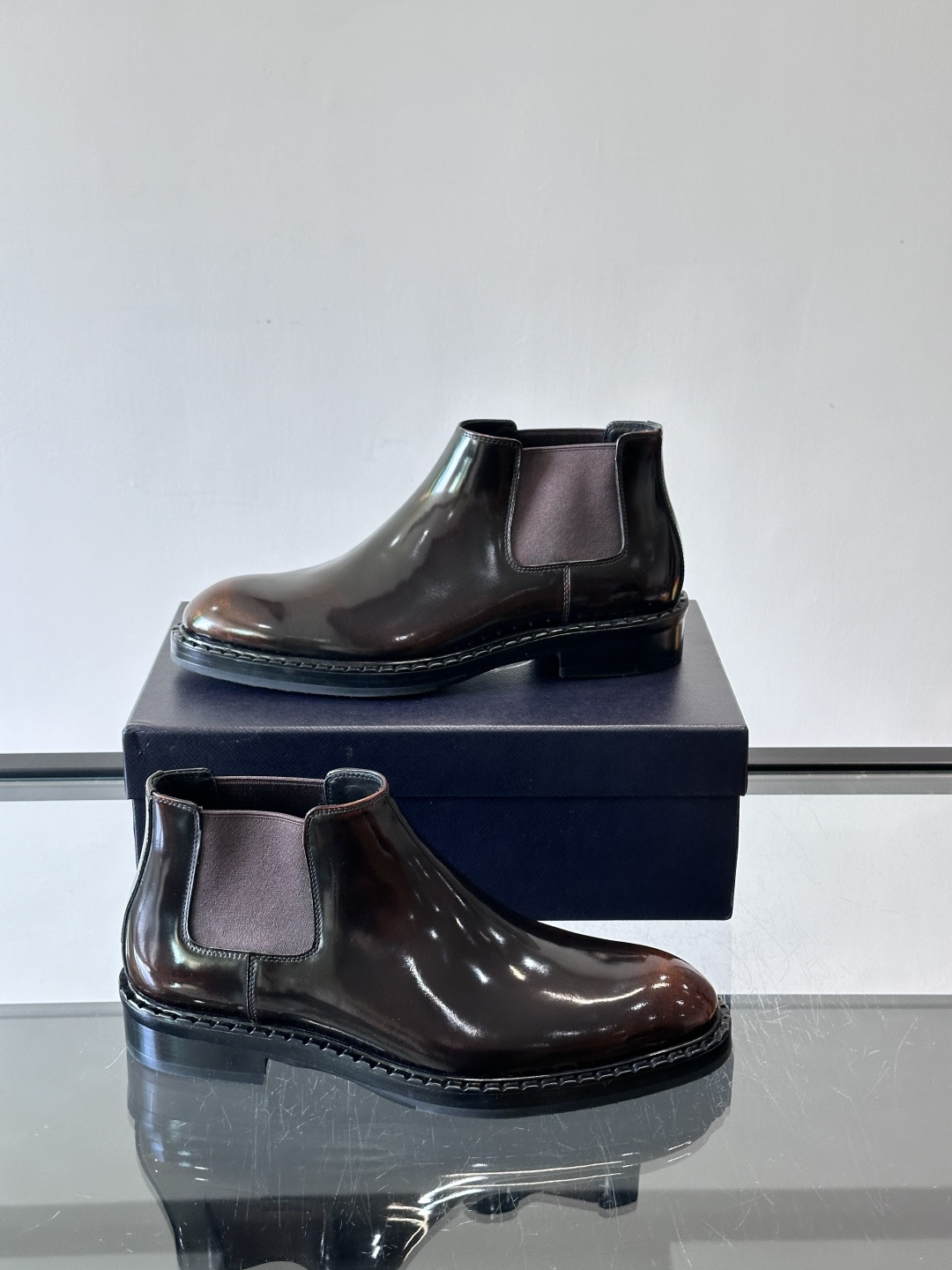 Prad*男士切尔西靴，选用真皮，超有质感，厚底设计增高又舒适。一脚蹬+弹性侧边，穿脱超方便，通勤休闲都