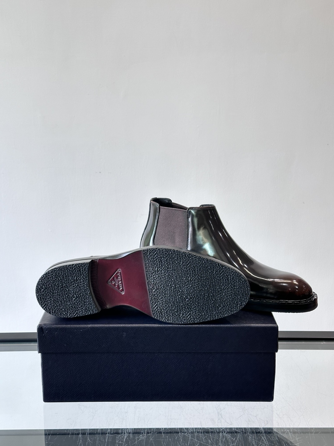 Prad*男士切尔西靴，选用真皮，超有质感，厚底设计增高又舒适。一脚蹬+弹性侧边，穿脱超方便，通勤休闲都