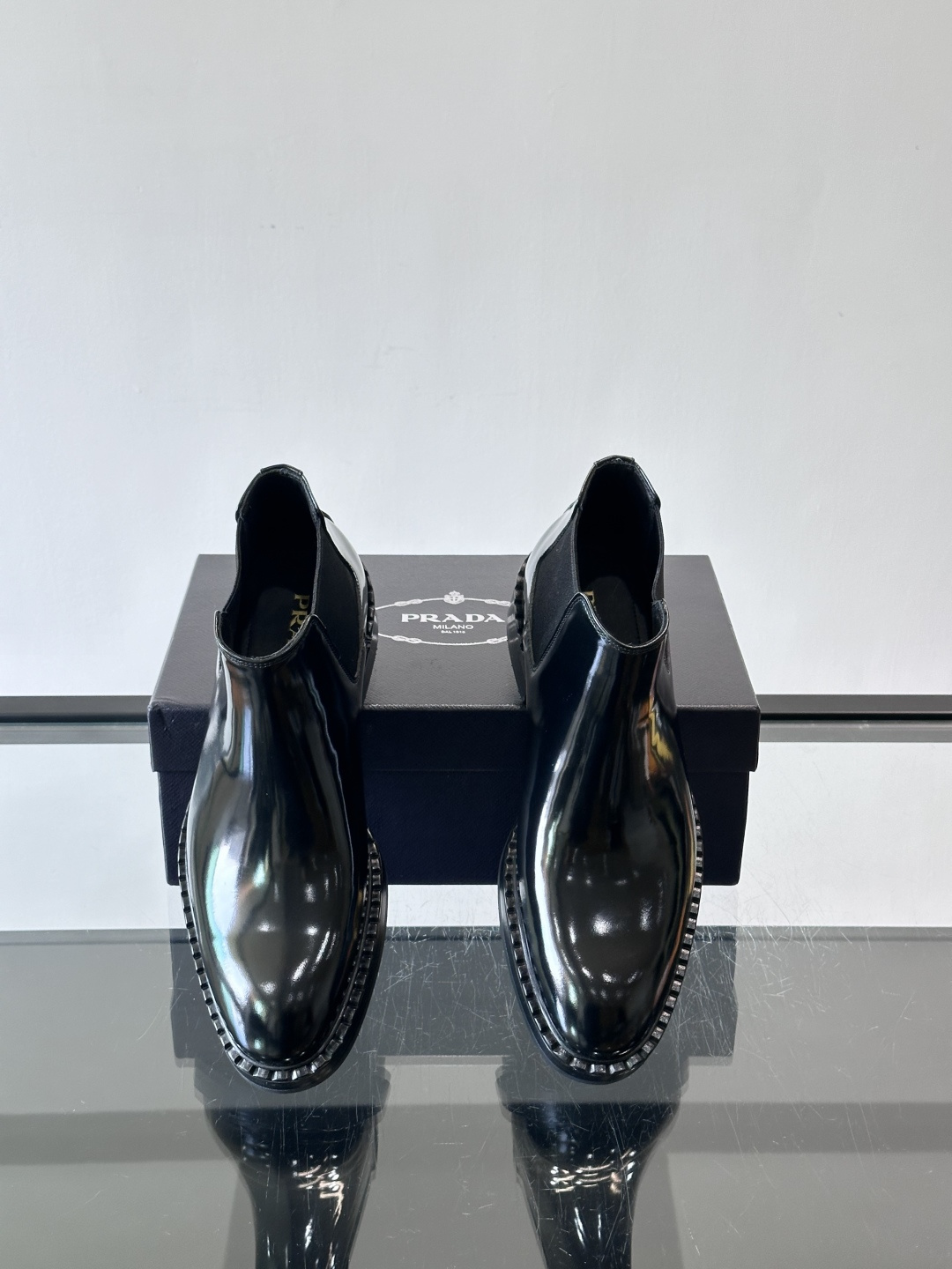 Prad*男士切尔西靴，选用真皮，超有质感，厚底设计增高又舒适。一脚蹬+弹性侧边，穿脱超方便，通勤休闲都