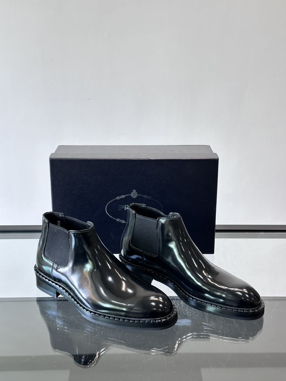 Prad*男士切尔西靴，选用真皮，超有质感，厚底设计增高又舒适。一脚蹬+弹性侧边，穿脱超方便，通勤休闲都