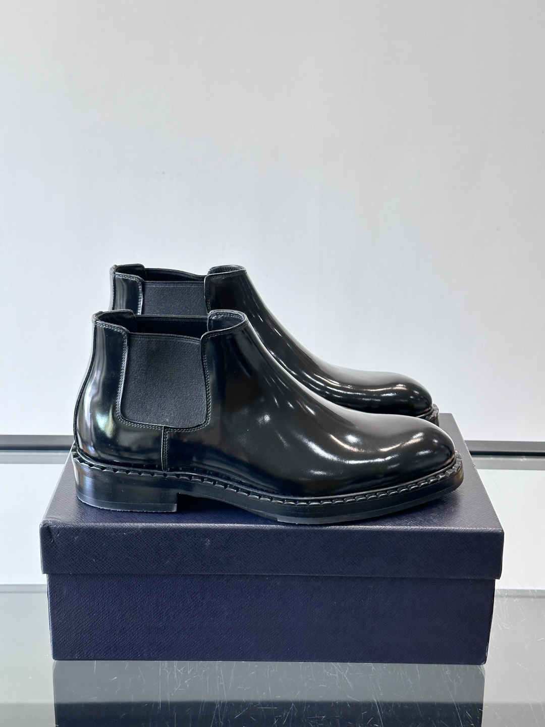 Prad*男士切尔西靴，选用真皮，超有质感，厚底设计增高又舒适。一脚蹬+弹性侧边，穿脱超方便，通勤休闲都