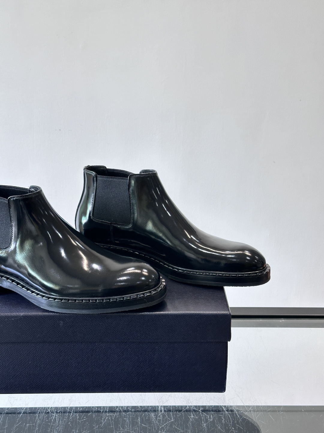 Prad*男士切尔西靴，选用真皮，超有质感，厚底设计增高又舒适。一脚蹬+弹性侧边，穿脱超方便，通勤休闲都