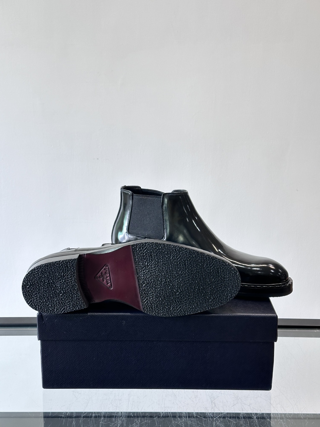 Prad*男士切尔西靴，选用真皮，超有质感，厚底设计增高又舒适。一脚蹬+弹性侧边，穿脱超方便，通勤休闲都