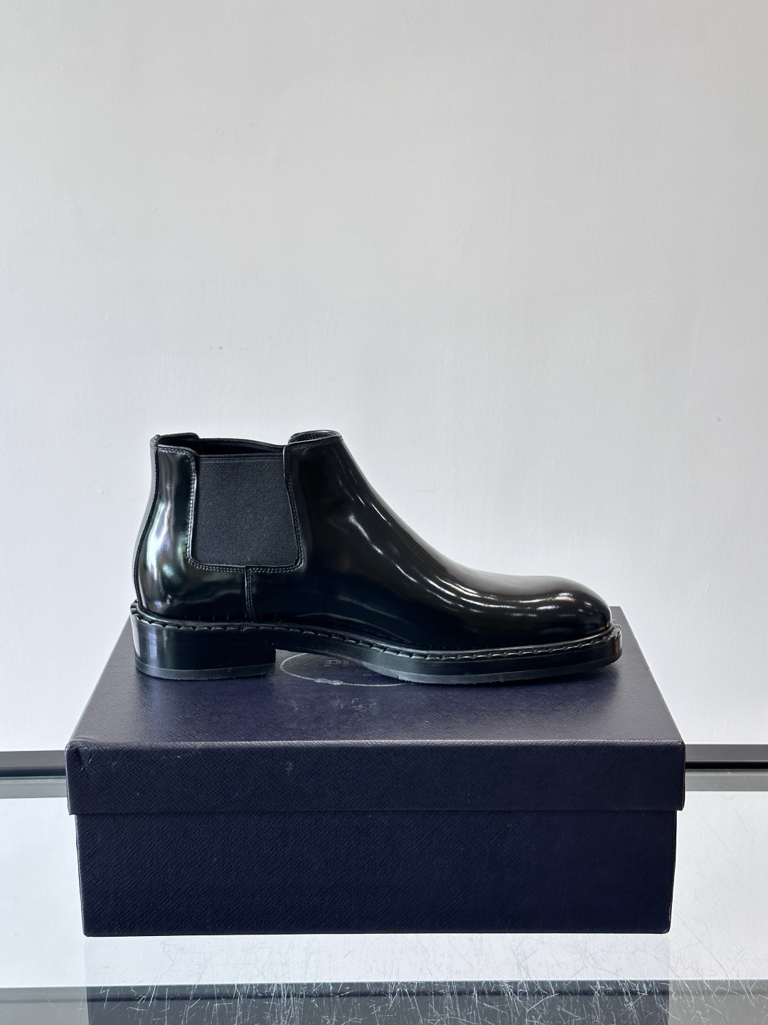 Prad*男士切尔西靴，选用真皮，超有质感，厚底设计增高又舒适。一脚蹬+弹性侧边，穿脱超方便，通勤休闲都