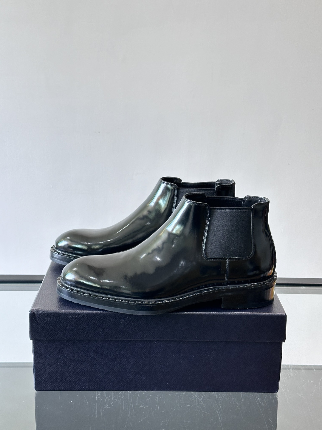 Prad*男士切尔西靴，选用真皮，超有质感，厚底设计增高又舒适。一脚蹬+弹性侧边，穿脱超方便，通勤休闲都